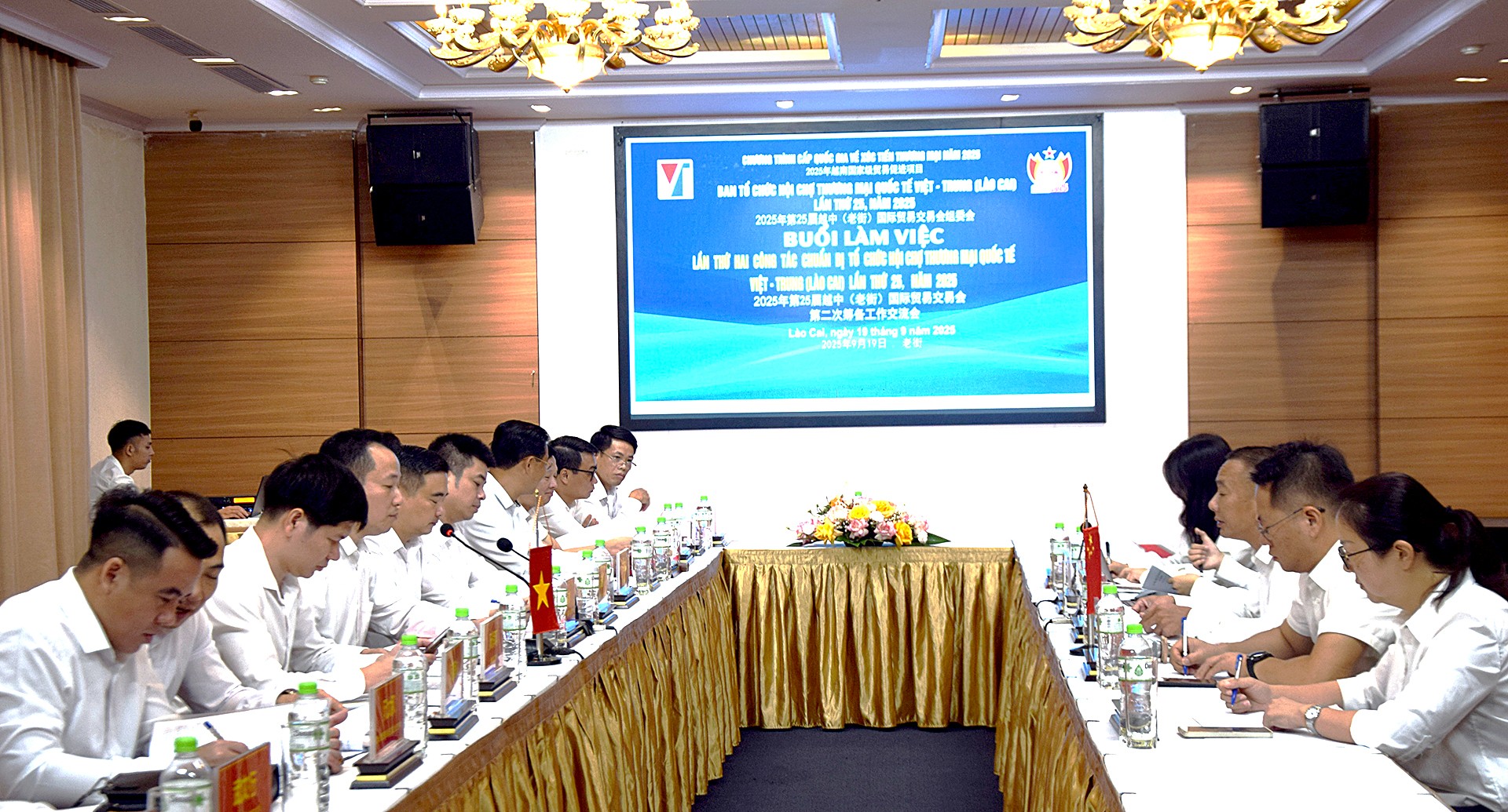 Quang cảnh buổi làm việc. 19-9-quang-canh.jpg
