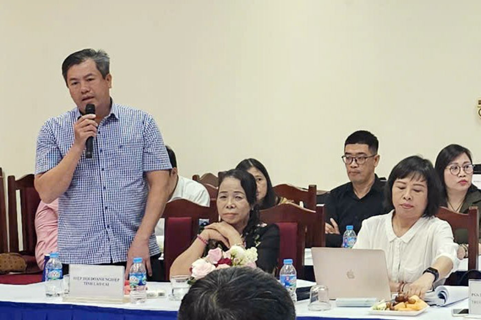 Đại biểu Hiệp hội Doanh nghiệp tỉnh Lào Cai phát biểu tham luận tại hội thảo. 19-9-phatbieu1.jpg