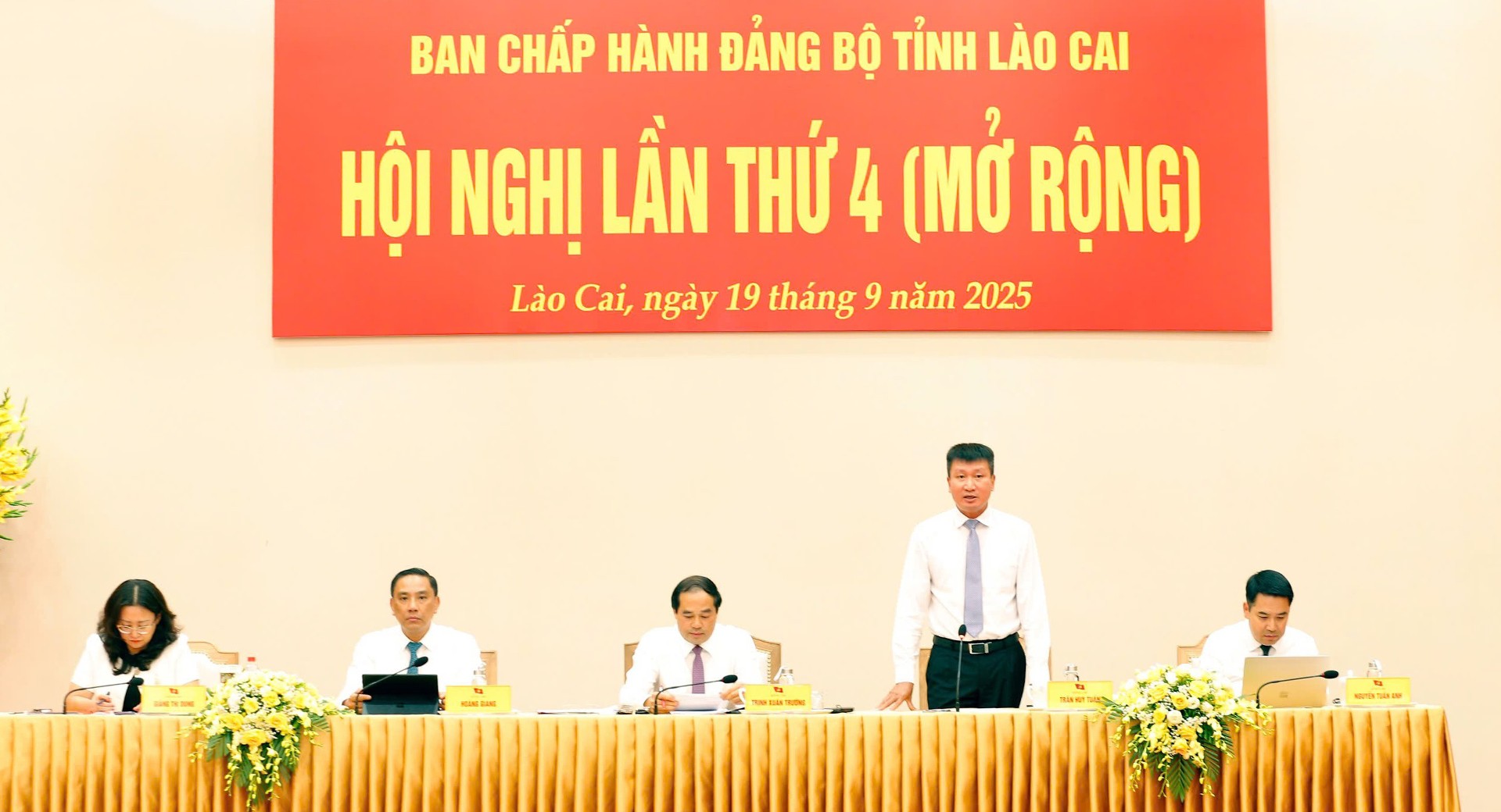 Các đồng chí Thường trực Tỉnh ủy chủ trì phiên thảo luận tại hội trường. 19-9-thuong-truc.jpg