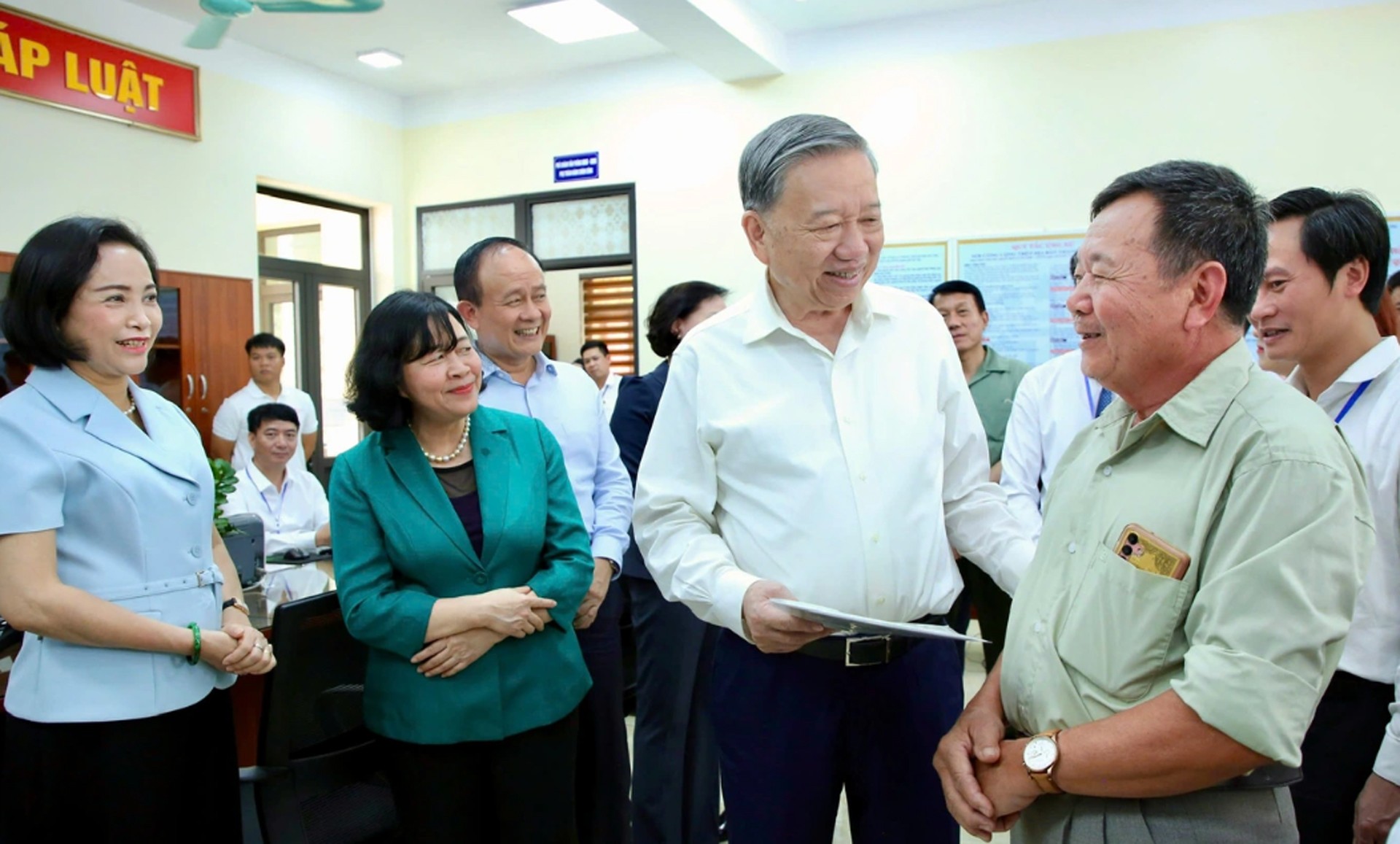 Tổng Bí thư Tô Lâm kiểm tra hoạt động của chính quyền địa phương hai cấp tại xã Phúc Thịnh, phường Tây Hồ và Trung tâm phục vụ hành chính công TP Hà Nội hồi đầu tháng 7 (Ảnh: Báo Dân trí) 19-9-tbt.jpg