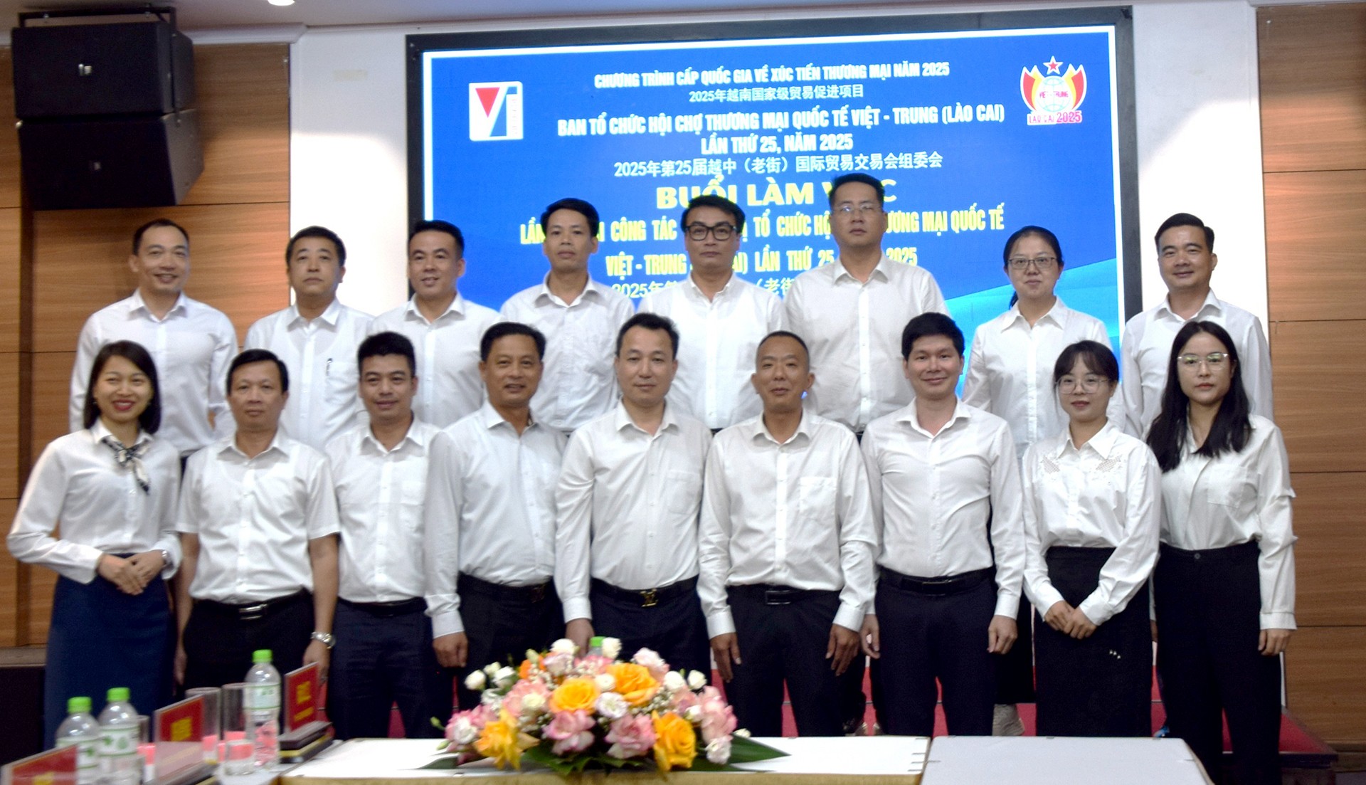 Các đại biểu chụp ảnh lưu niệm. 19-9-luuniem.jpg