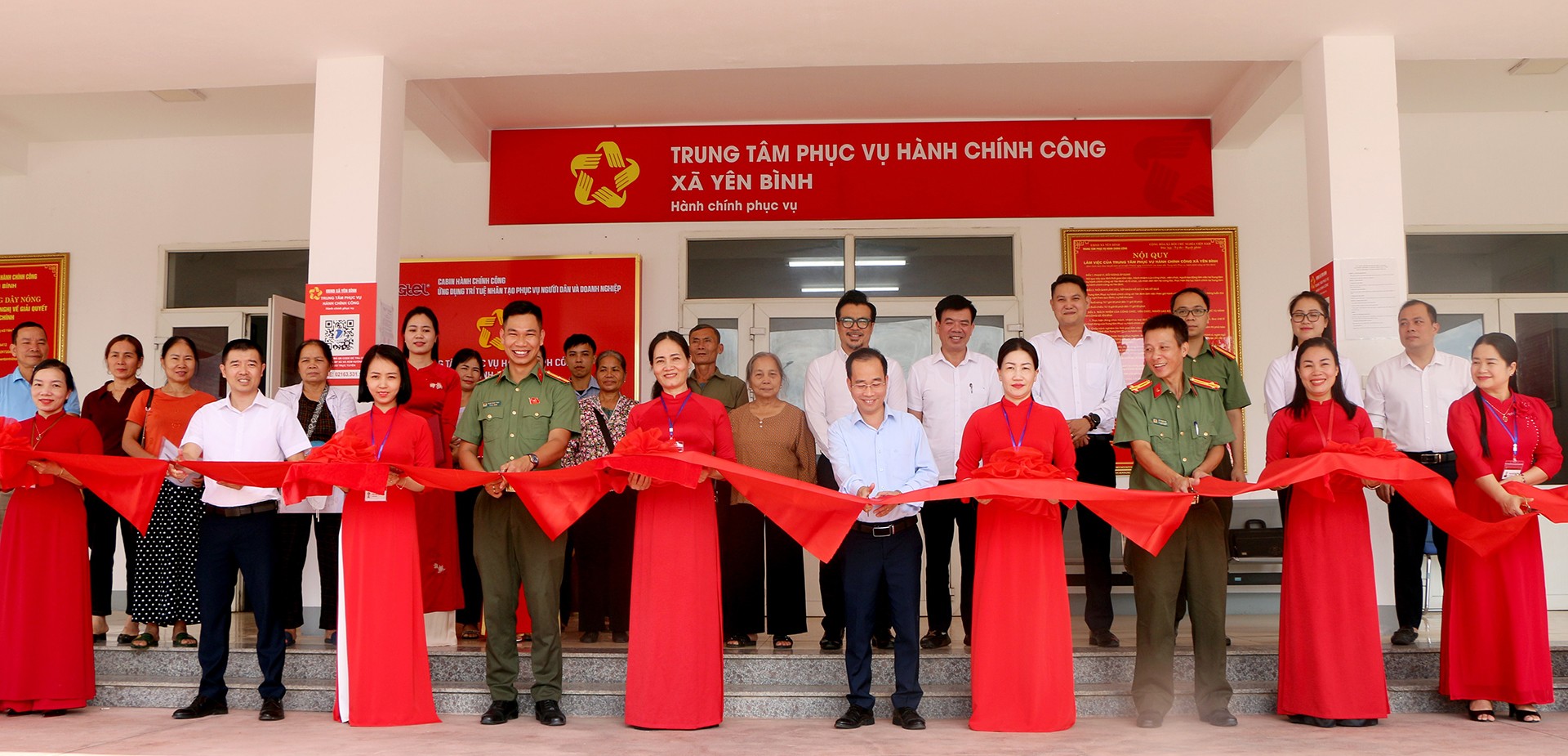 Lễ ra mắt và cắt băng ra mắt thử nghiệm mô hình "Cabin hành chính công, ứng dụng trí tuệ nhân tạo phục vụ người dân và doanh nghiệp" tại xã Yên Bình. 19-9-cat-bang.jpg