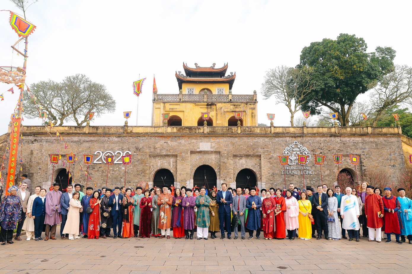 Đại diện Lãnh đạo Bộ Ngoại giao, Lãnh đạo Thành phố Hà Nội, UNESCO, cùng các đại sứ, phu nhân đại sứ, đơn vị đồng hành là Tập đoàn Sovico, Công ty Cổ phần Địa ốc Phú Long chụp hình lưu niệm