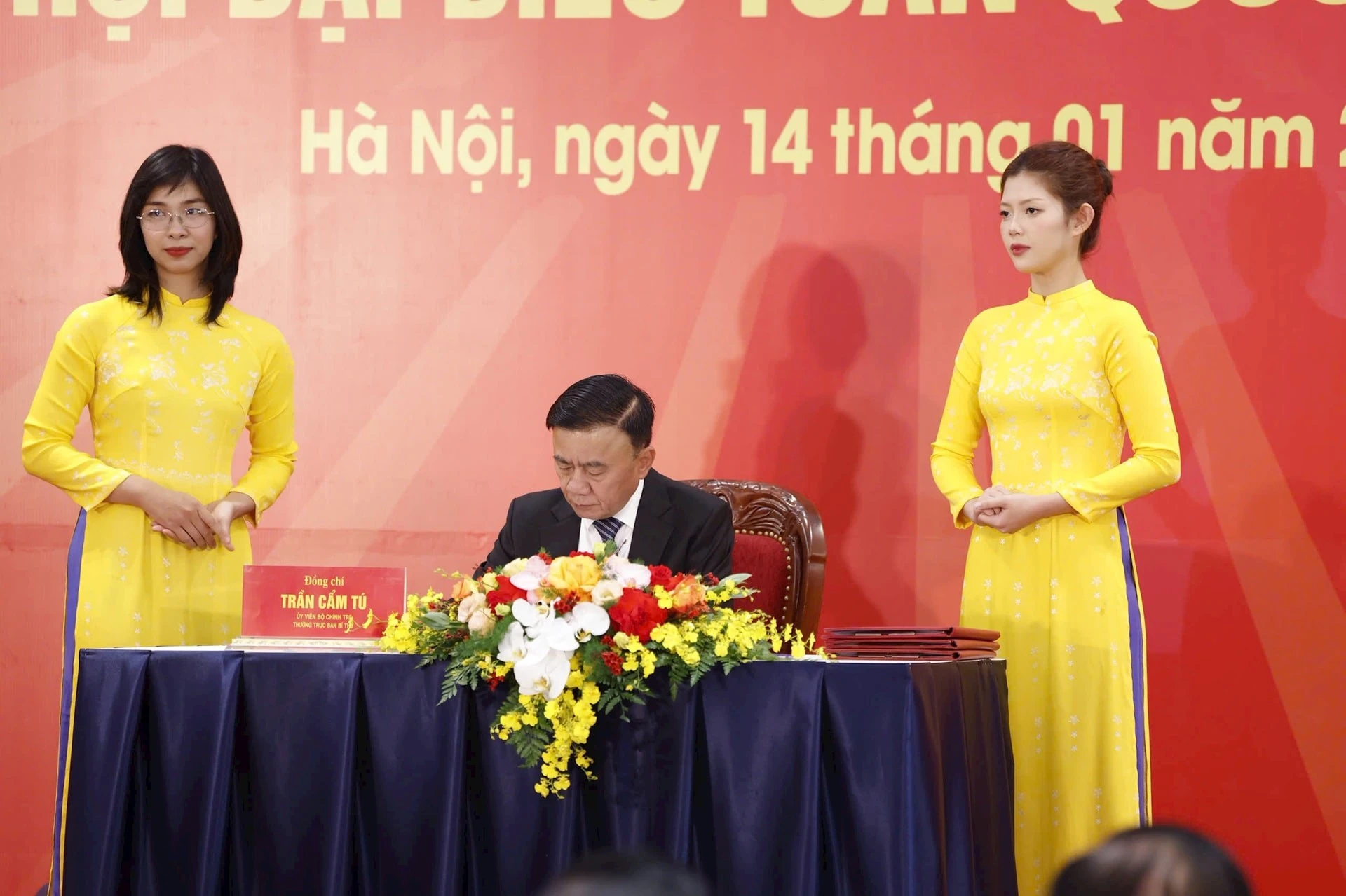 Ủy viên Bộ Chính trị, Thường trực Ban Bí thư Trần Cẩm Tú ký phát hành bộ tem.