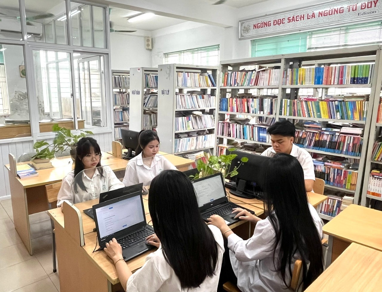Việc phát triển mạnh mẽ sách giáo khoa số giúp học sinh mở rộng phương thức học tập. Việc phát triển mạnh mẽ sách giáo khoa số giúp học sinh mở rộng phương thức học tập.