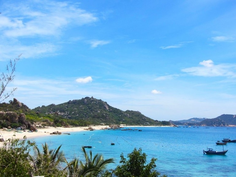 Đường ven biển Núi Chúa nối dài Cam Ranh và Vĩnh Hy. (Ảnh: Booking.com)