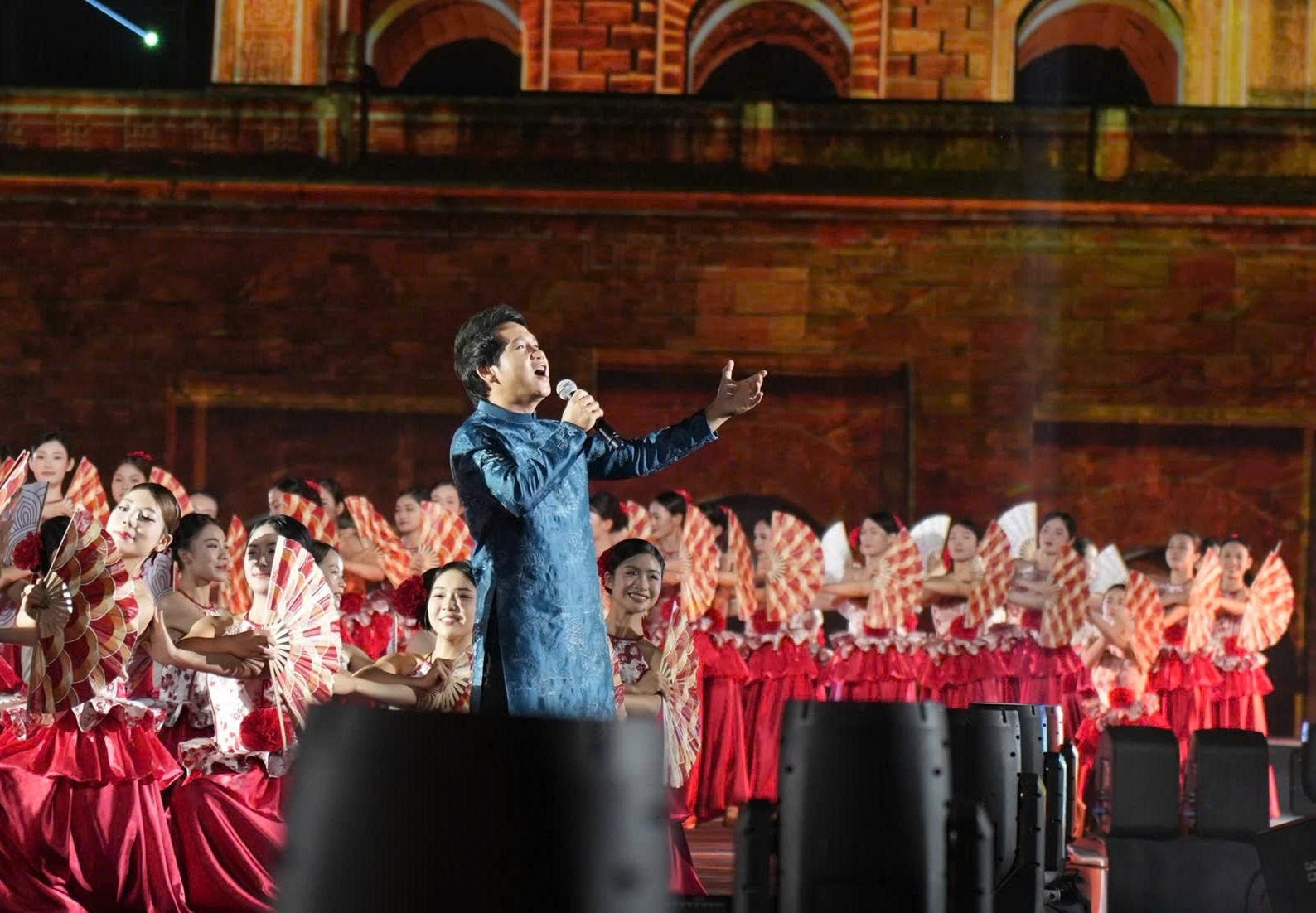 Ca sĩ Trọng Tấn trình diễn tại chương trình.