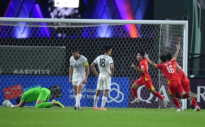 Tiền vệ Việt Nam sinh năm 2006 Lê Văn Thuận (áo đỏ giữa) mừng bàn ấn định chiến thắng 2-1 trước Kyrgyzstan ở lượt hai bảng A vòng chung kết U23 châu Á 2026 tại Arab Saudi ngày 9/1/2026.