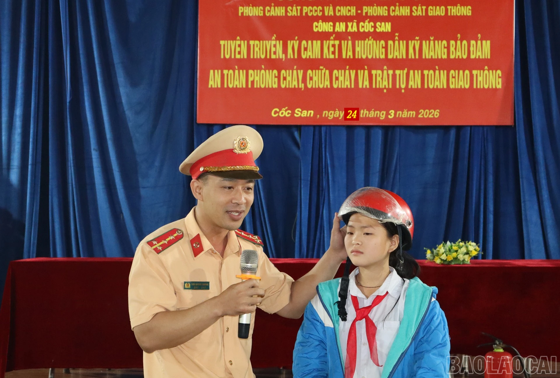 Hướng dẫn học sinh đội mũ bảo hiểm đúng cách.