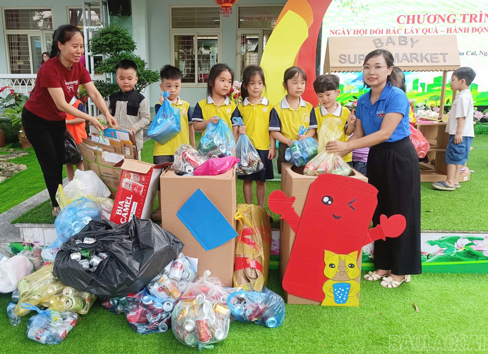 Các em học sinh tham gia chương trình: Đổi rác lấy quà.