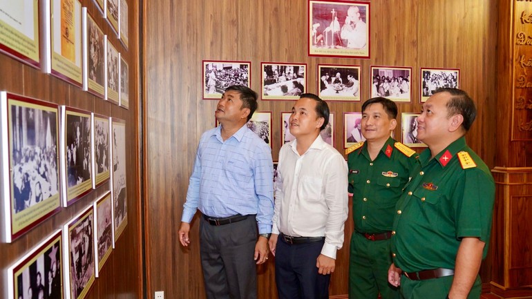 Đại biểu tham quan tư liệu quý tại Không gian văn hóa Hồ Chí Minh ở Di tích Địa đạo Củ Chi. Đại biểu tham quan tư liệu quý tại Không gian văn hóa Hồ Chí Minh ở Di tích Địa đạo Củ Chi.