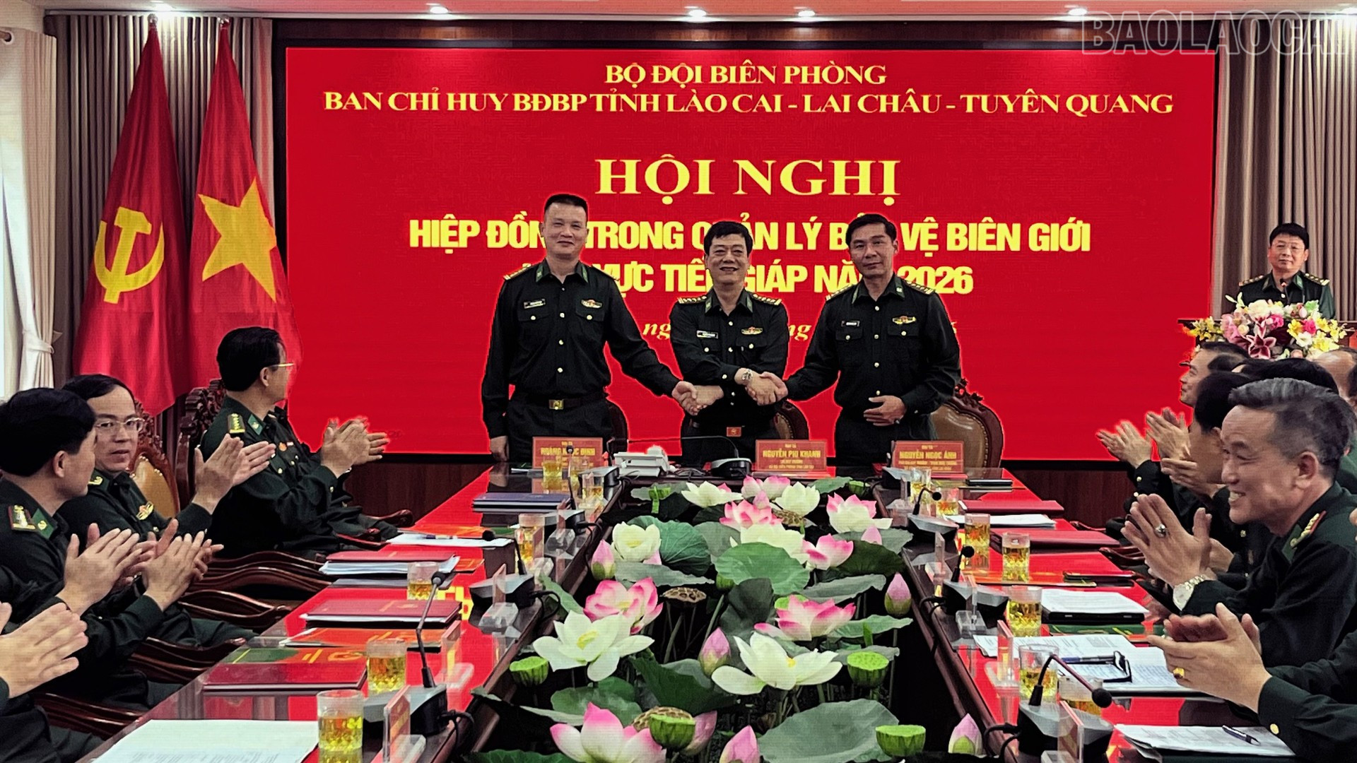 Lãnh đạo Bộ đội biên phòng 3 tỉnh bắt tay đoàn kết.