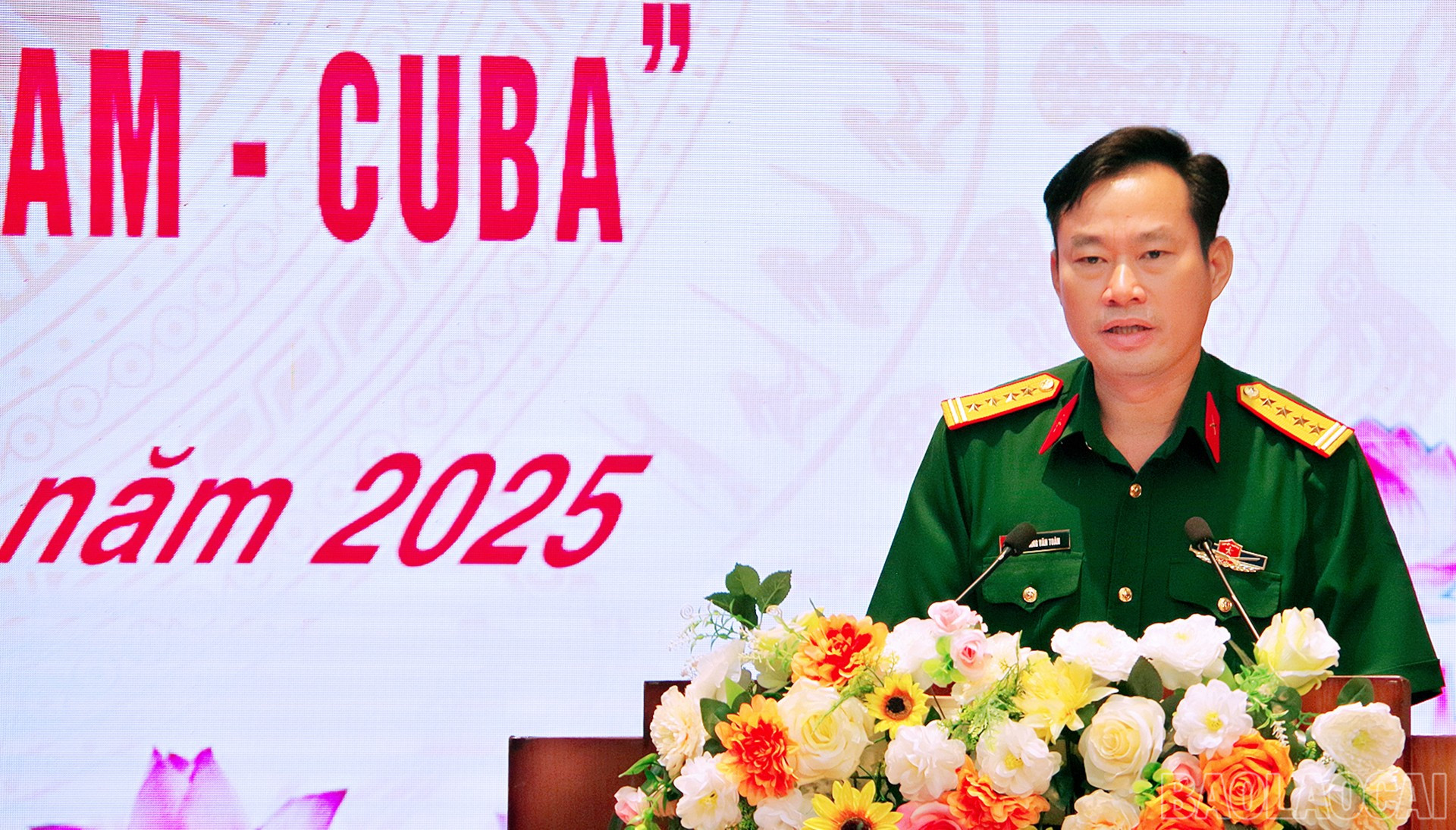 Đại tá Hoàng Văn Toàn - Phó Chính ủy Bộ Chỉ huy quân sự tỉnh phát động cán bộ, chiến sĩ Bộ Chỉ huy quân sự tỉnh tham gia ủng hộ Nhân dân Cuba. baolaocai-br_anh-2.jpg