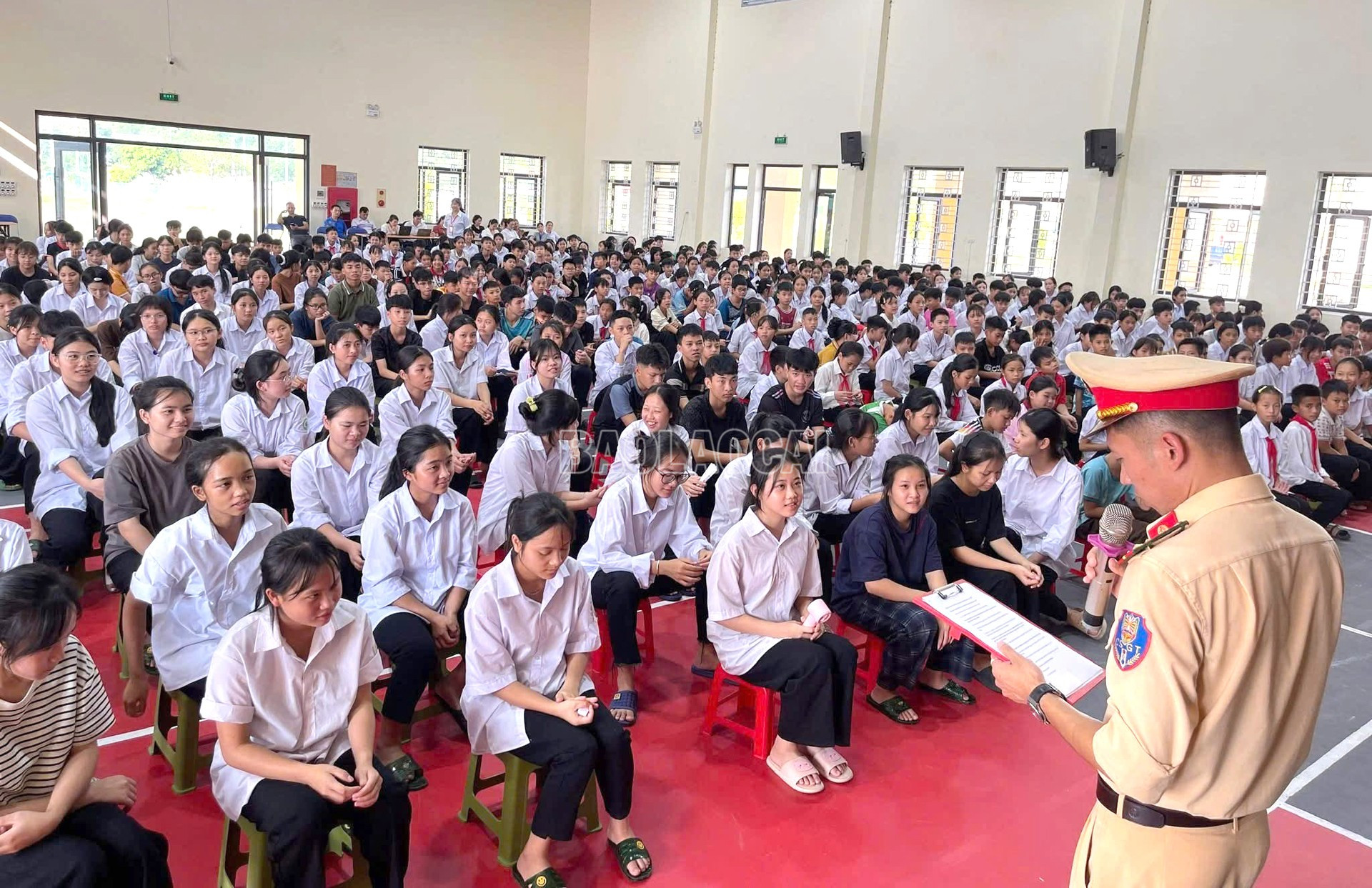 Hoạt động này đã trang bị kiến thức pháp luật, kỹ năng sống cần thiết cho học sinh. (Ảnh: Đ.Q) baolaocai-c_21-9-tuyentruyen3.jpg