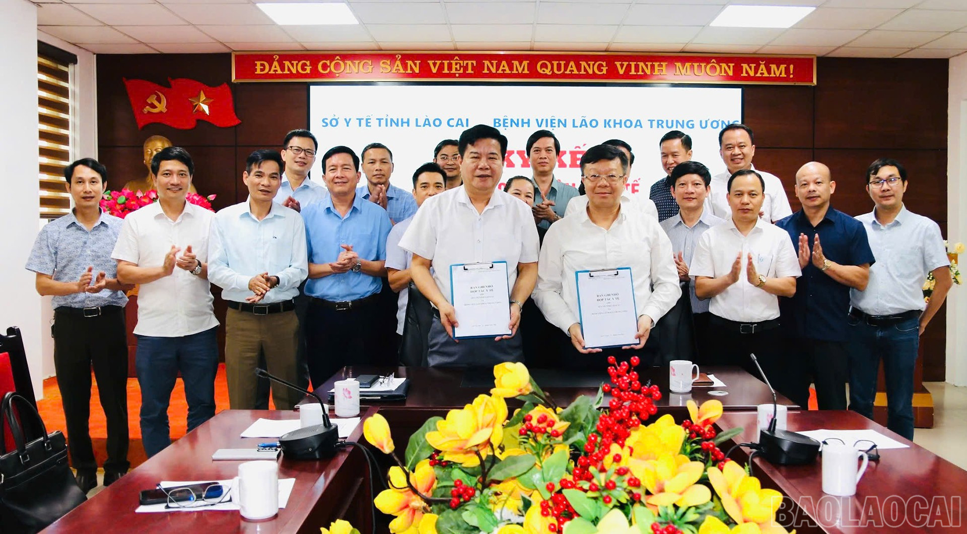 Lãnh đạo Sở Y tế Lào Cai và lãnh đạo Bệnh viện Lão khoa Trung ương ký kết hợp tác toàn diện. baolaocai-br_23-9-ky-ket1.jpg
