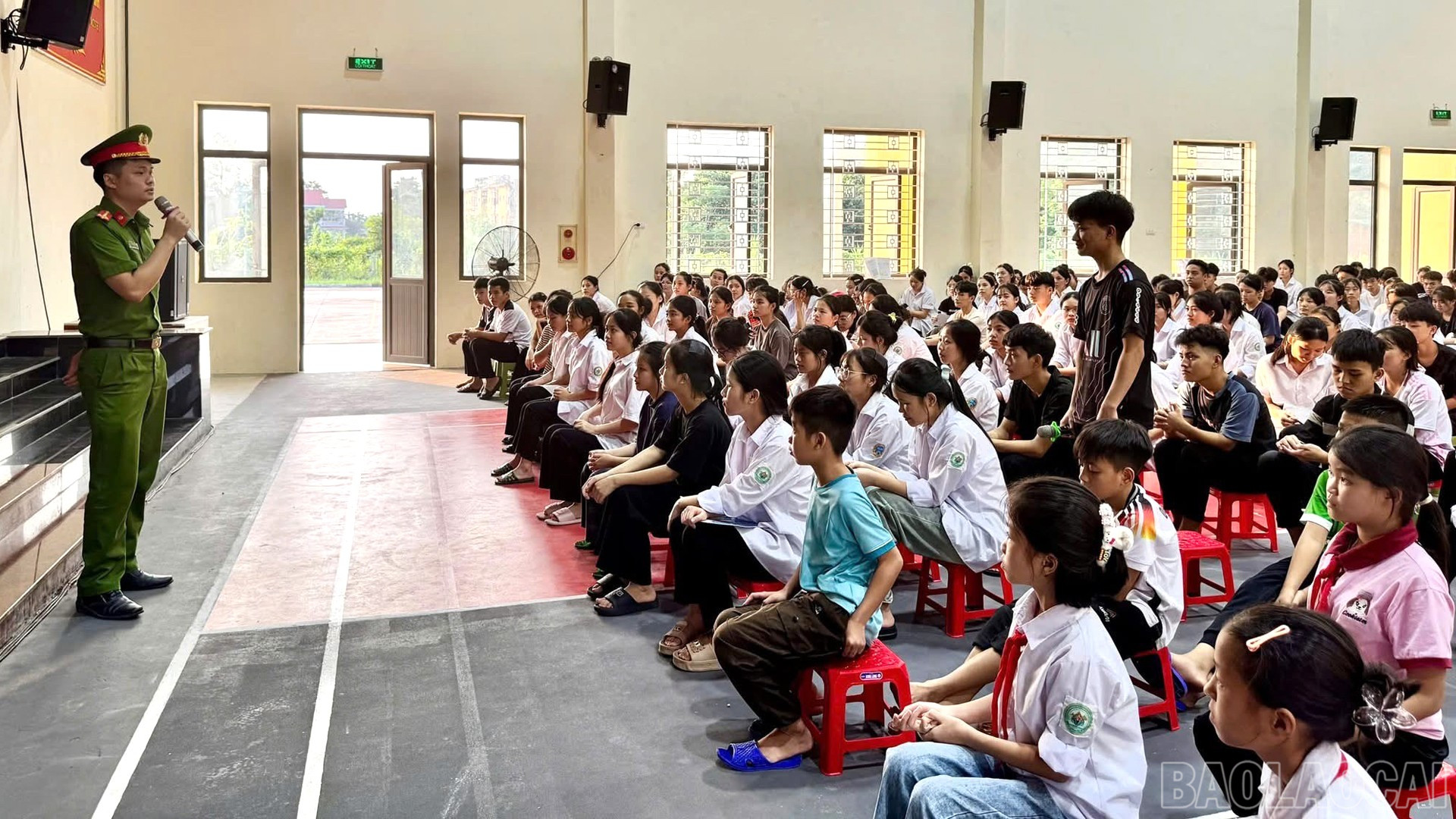 Học sinh được tuyên truyền, giáo dục pháp luật. (Ảnh: ĐQ) baolaocai-br_21-9-tuyentruyen1.jpg