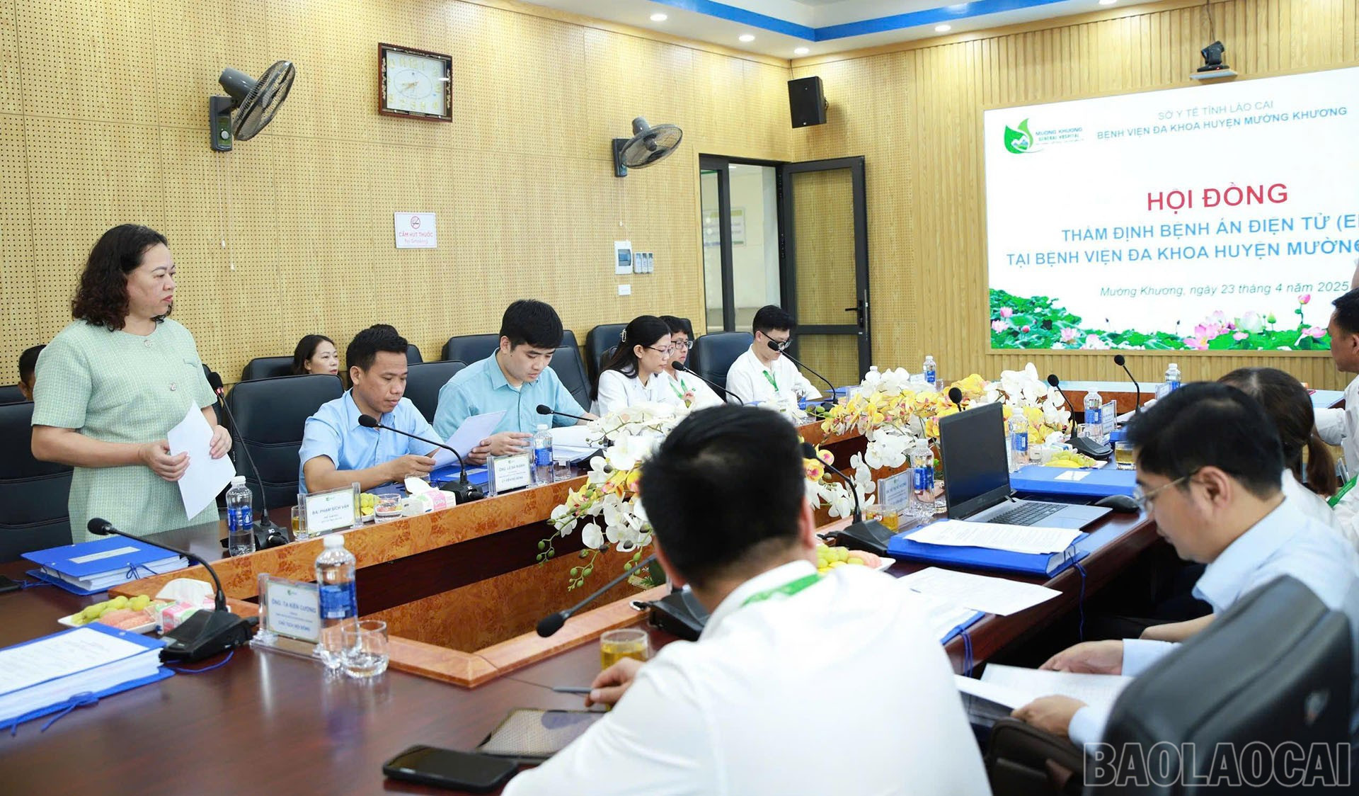 Quang cảnh buổi làm việc của Hội đồng thẩm định bệnh án điện tử tại Bệnh viện đa khoa huyện Mường Khương (cũ) tháng 4/2025. baolaocai-br_23-9-y-te3.jpg