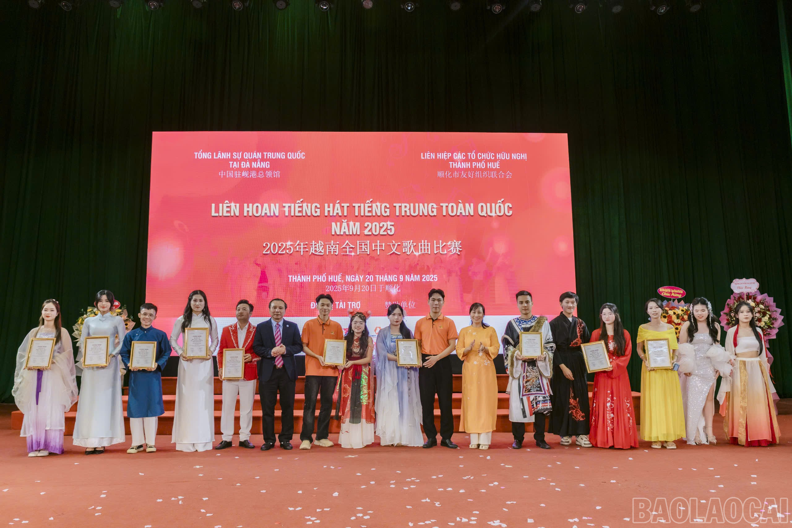 Ban Tổ chức trao giải Khuyến khích cho các tiết mục. baolaocai-br_23-9-lienhoan1.jpg