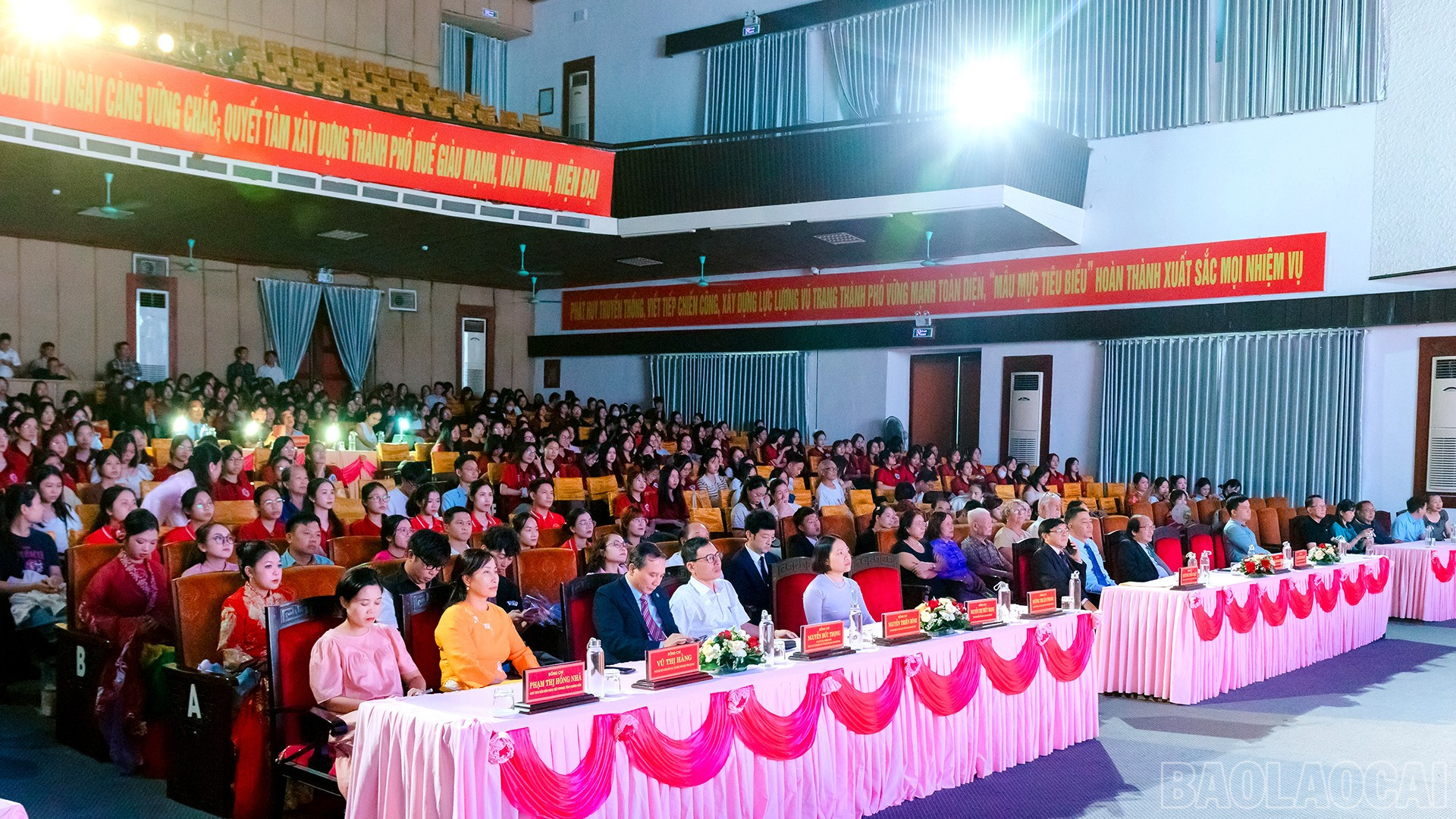 Đại biểu và các khán giả yêu thích ngôn ngữ Trung Quốc tham dự liên hoan. baolaocai-br_23-9-lienhoan4.jpg