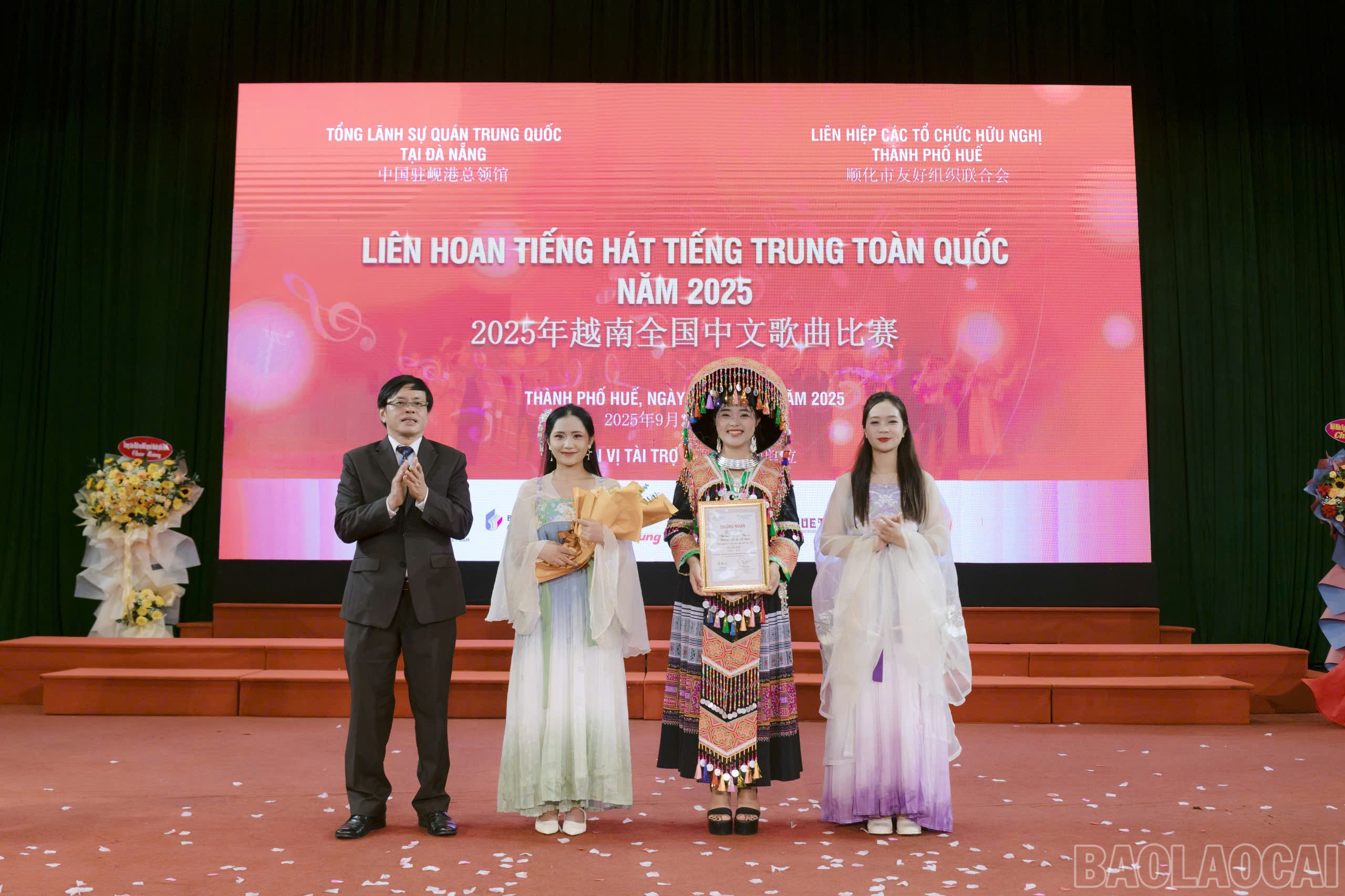 Ban Tổ chức trao giải Nhất tiết mục “A ca, a muội” của đoàn Lào Cai. baolaocai-br_23-9-lienhoan3.jpg