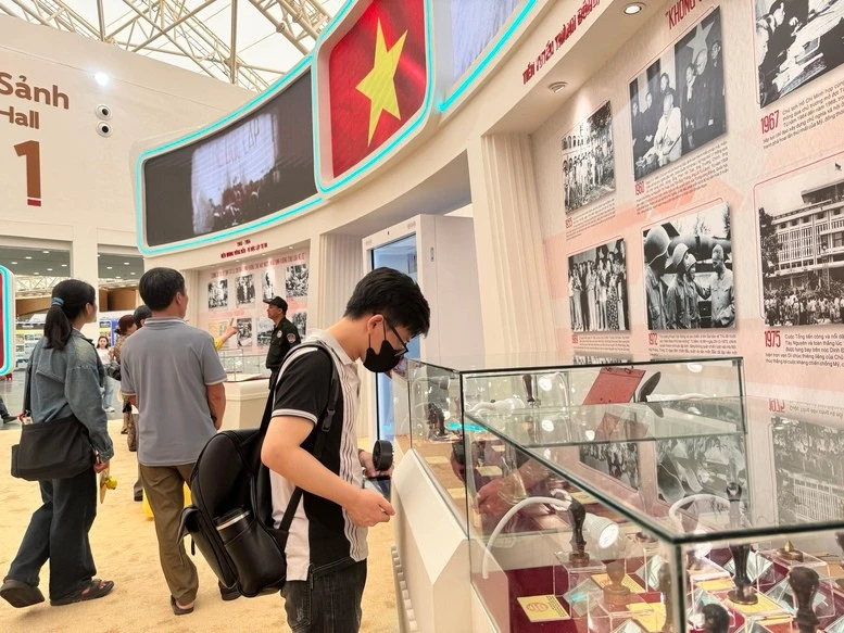 Chăm chú tìm hiểu câu chuyện của những con dấu lần đầu tiên được trưng bày.