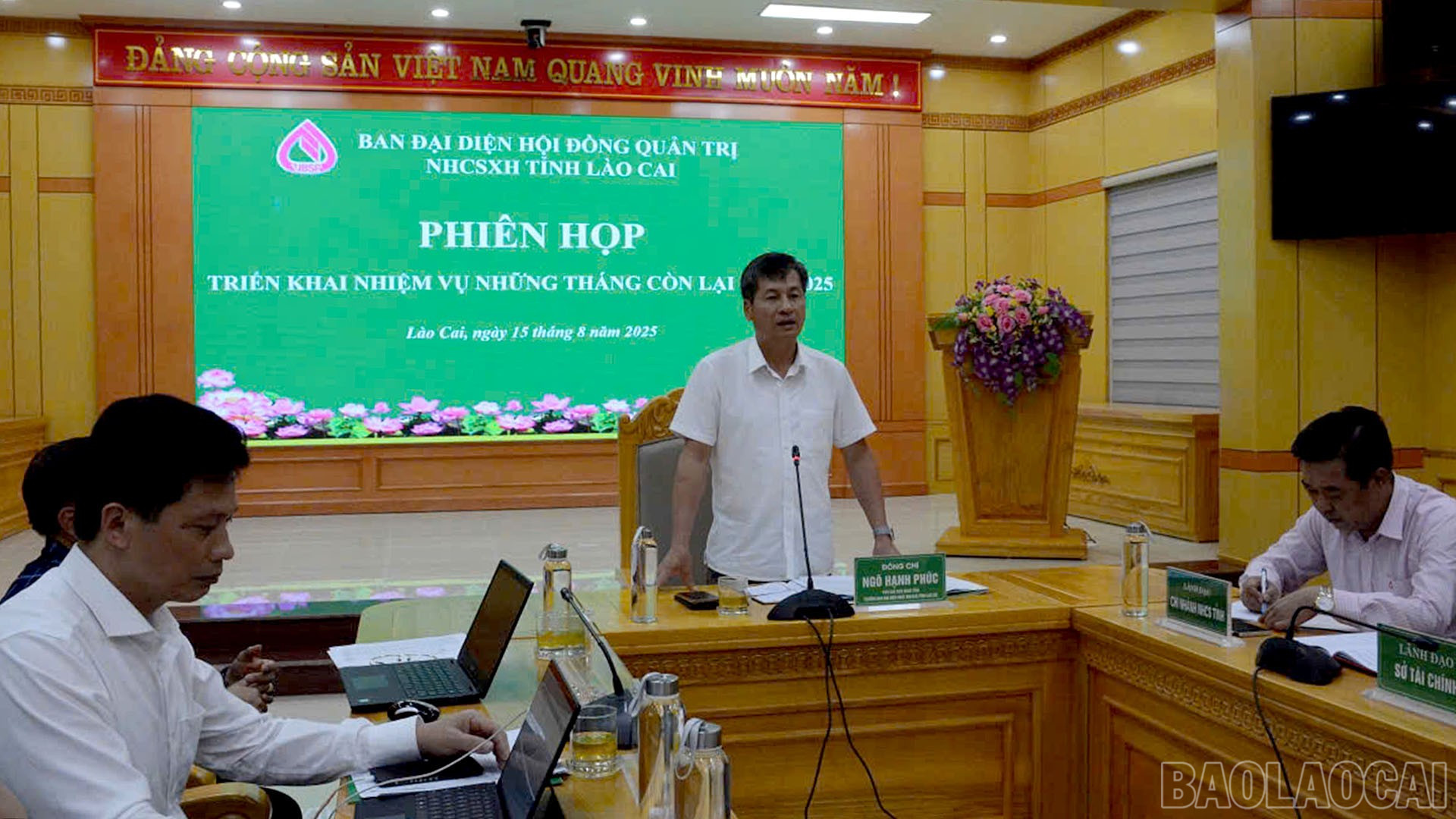 Đồng chí Ngô Hạnh Phúc - Phó Chủ tịch UBND tỉnh, Trưởng Ban đại diện HĐQT NHCSXH tỉnh phát biểu tại phiên họp. baolaocai-br_15-8-ngan-hang1.jpg