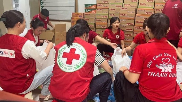 Các tình nguyện viên Chữ thập đỏ chuẩn bị nhu yếu phẩm hỗ trợ bà con vùng lũ. Các tình nguyện viên Chữ thập đỏ chuẩn bị nhu yếu phẩm hỗ trợ bà con vùng lũ.