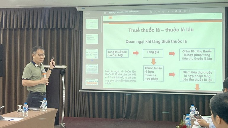 Các chuyên gia phân tích các chính sách nhằm giảm số người hút thuốc lá tại hội thảo do Quỹ Phòng, chống tác hại của thuốc lá (Bộ Y tế) tổ chức.