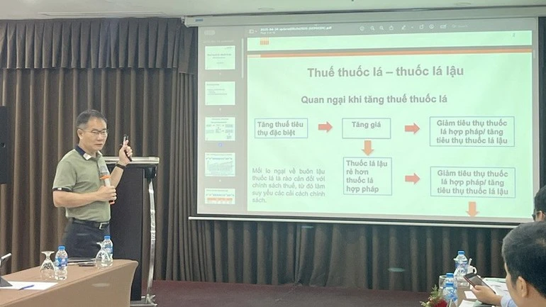 Các chuyên gia phân tích các chính sách nhằm giảm số người hút thuốc lá tại hội thảo do Quỹ Phòng, chống tác hại của thuốc lá (Bộ Y tế) tổ chức.