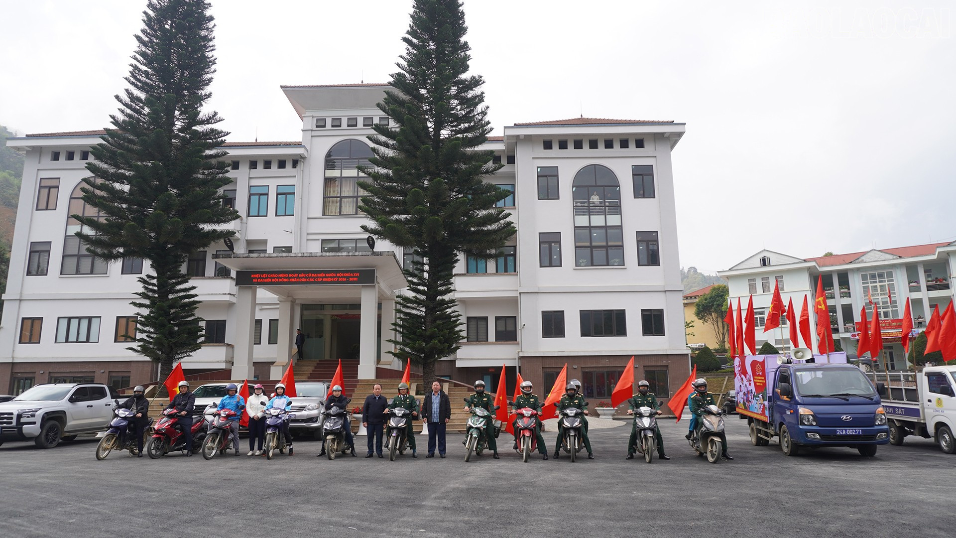 Các lực lượng ra quân tuyên truyền lưu động bằng loa kéo, đi đến các thôn, các tuyến đường làng, ngõ xóm để thông tin kịp thời đến người dân về thời gian, ý nghĩa và trách nhiệm tham gia bầu cử, góp phần tạo không khí sôi động trước ngày bầu cử.