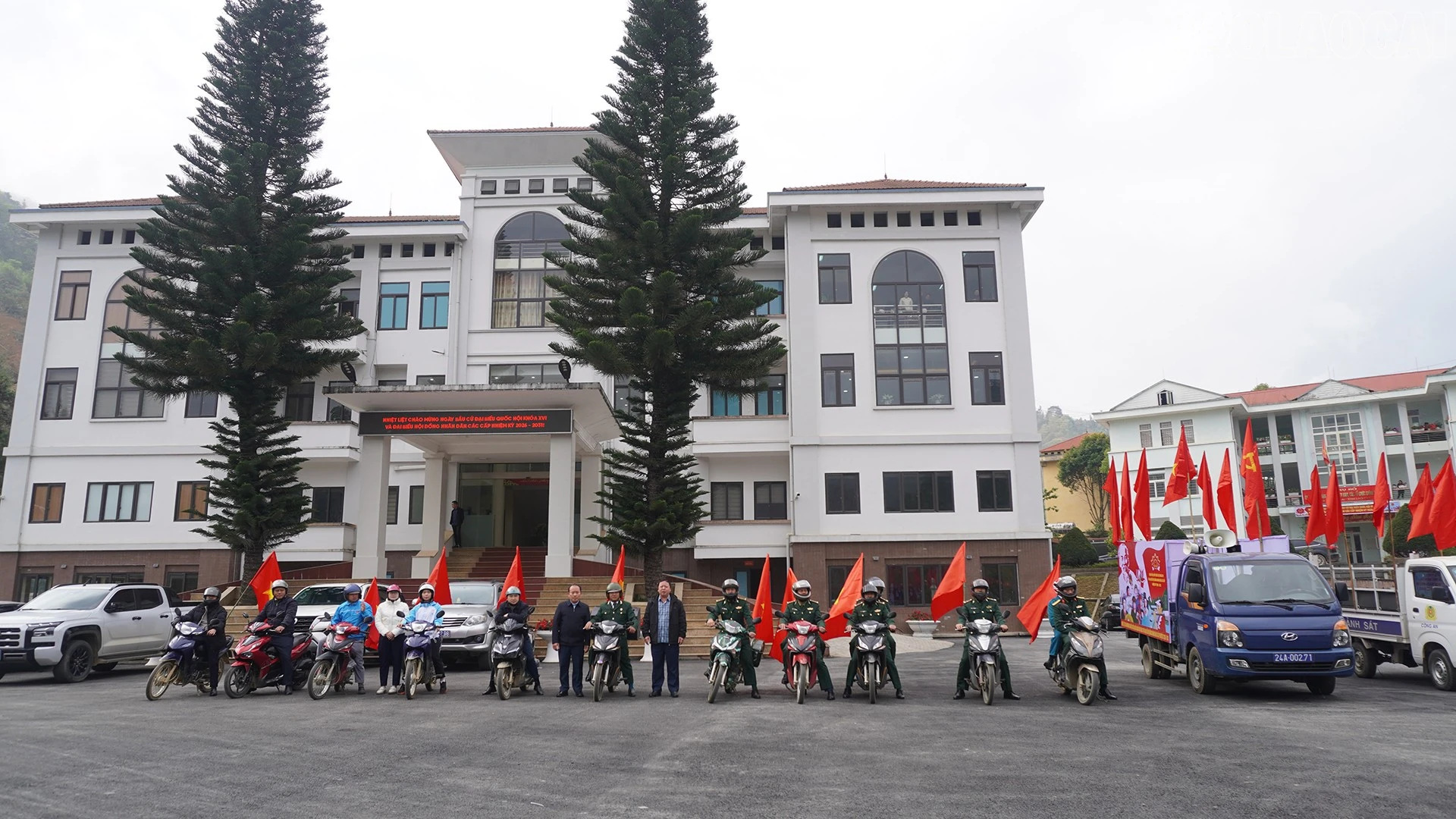 Các lực lượng ra quân tuyên truyền lưu động bằng loa kéo, đi đến các thôn, các tuyến đường làng, ngõ xóm để thông tin kịp thời đến người dân về thời gian, ý nghĩa và trách nhiệm tham gia bầu cử, góp phần tạo không khí sôi động trước ngày bầu cử.