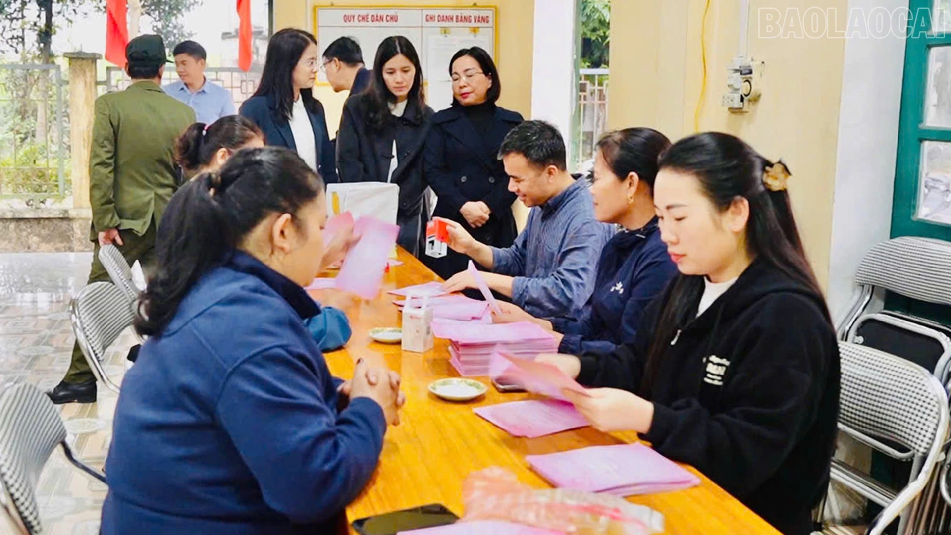 Bà Lý Thị Vinh - Ủy viên Ban Thường vụ Tỉnh ủy, Bí thư Đảng ủy, Chủ tịch HĐND xã Bảo Thắng kiểm tra công tác chuẩn bị bầu cử tại các điểm bầu cử.