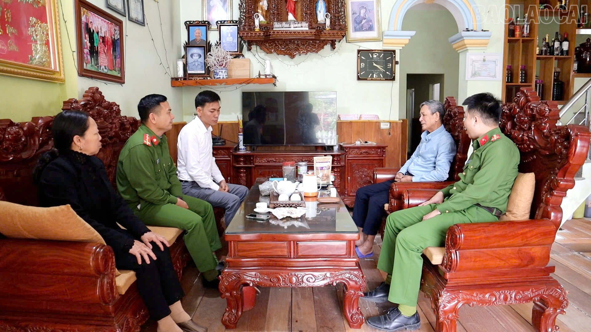 Công an phường Âu Lâu phối hợp với chức sắc, chức việc tuyên truyền, phổ biến các quy định của pháp luật liên quan đến công tác bảo đảm an ninh trật tự trong thời gian diễn ra bầu cử cho đồng bào công giáo.