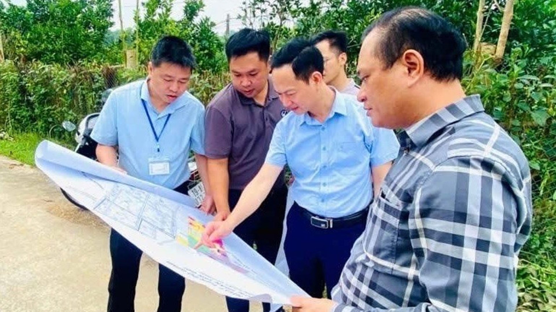 Lãnh đạo Phường Âu Lâu kiểm tra bản đồ quy hoạch Dự án KCN Trấn Yên. 6-8-gpmb1.jpg