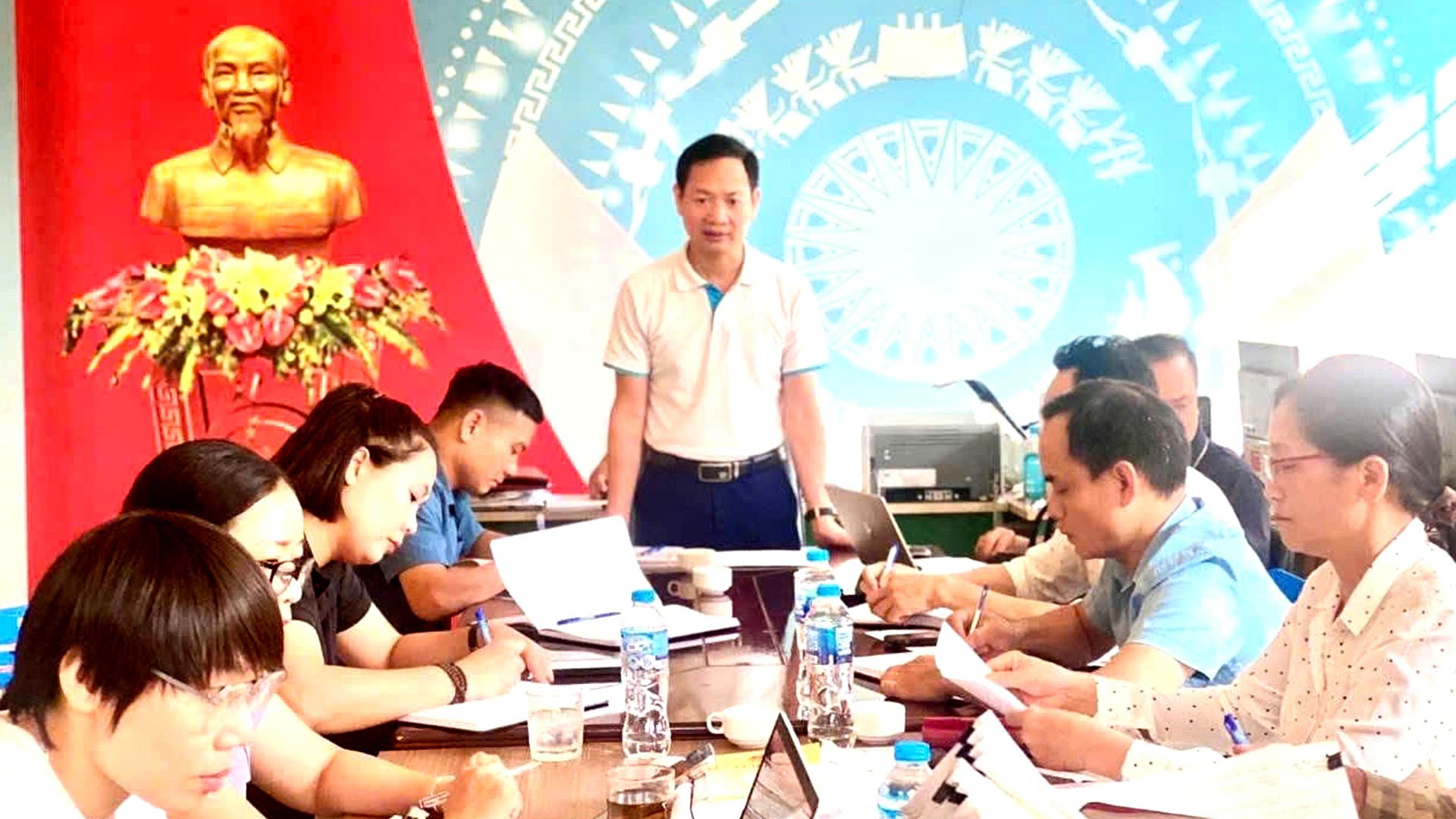 Lãnh đạo Phường Âu Lâu chỉ đạo các thành viên trong Hội đồng GPMB, tổ trưởng tổ dân phố thuộc khu vực có đất bị thu hồi, đại diện chủ đầu tư đẩy nhanh công tác GPMB. 6-8-gpmb.jpg