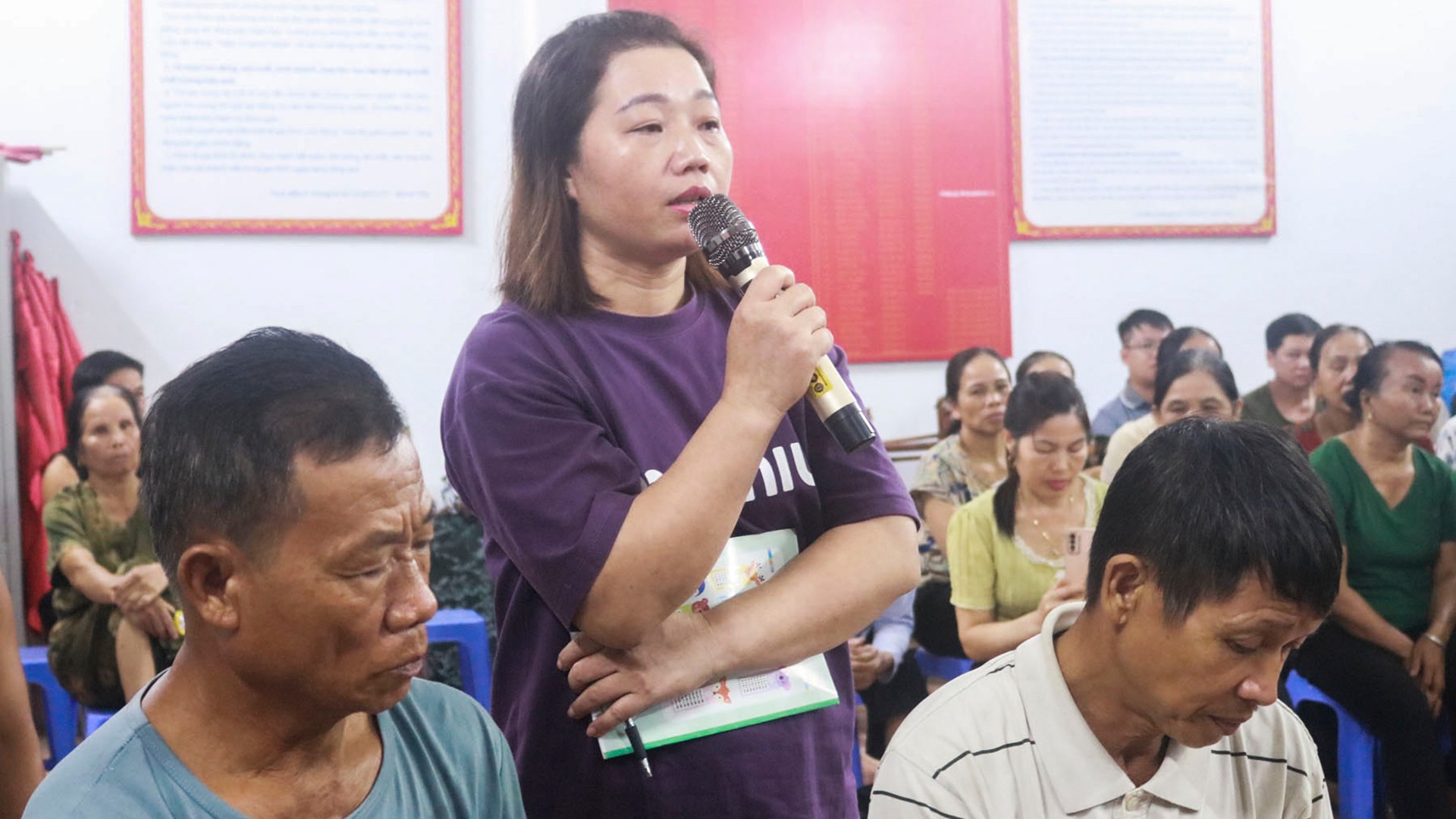 Đại diện các hộ dân thôn Bản Vai bày tỏ ý kiến tại buổi tiếp xúc. 6-8-doithoai3.jpg