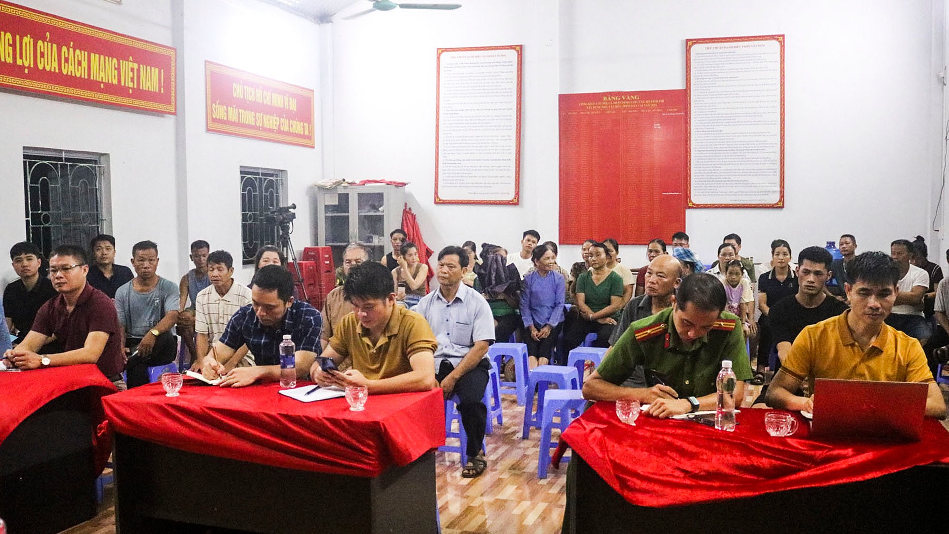 Quang cảnh buổi tiếp xúc. 6-8-doithoai1.jpg
