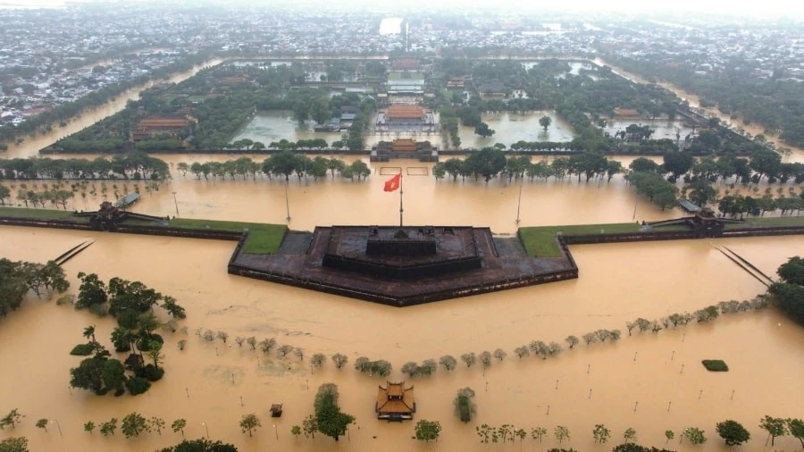 Di tích Kinh thành Huế bị ngập trong nước lũ.