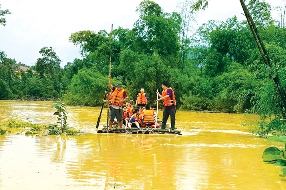 Lực lượng chức năng của tỉnh Thái Nguyên chiều 7-10 đã đưa 100 học sinh Trường Phổ thông Dân tộc nội trú Na Rì đến nơi an toàn. Ảnh: Báo Thái Nguyên