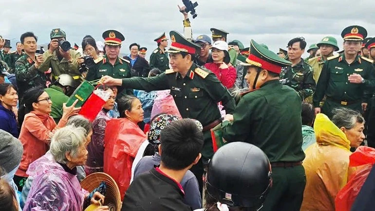 Đại tướng Phan Văn Giang tặng quà cho bà con.