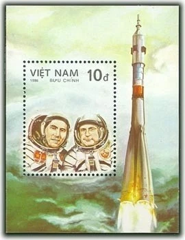 Mẫu tem thể hiện hình ảnh phi hành gia Phạm Tuân và Viktor Gorbatko, trong bộ tem kỷ niệm 25 năm con người vào vũ trụ.