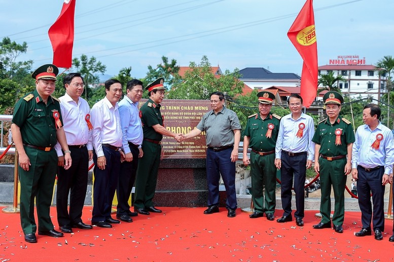 Thủ tướng và các đại biểu thực hiện nghi thức gắn biển cầu Phong Châu. Thủ tướng và các đại biểu thực hiện nghi thức gắn biển cầu Phong Châu.