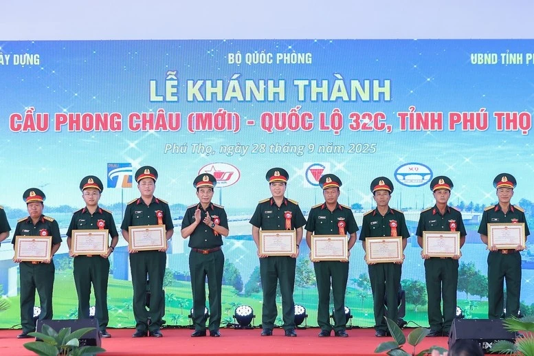 Lãnh đạo Bộ Quốc phòng trao quà tặng các tập thể, cá nhân có nhiều đóng góp trong xây dựng công trình.