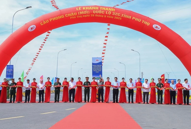 Thủ tướng Phạm Minh Chính và các đại biểu thực hiện nghi thức cắt băng khánh thành cầu Phong Châu.