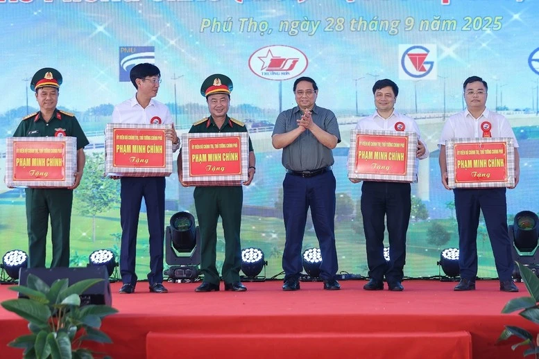 Thủ tướng Phạm Minh Chính trao quà tặng các tập thể, cá nhân có nhiều đóng góp trong xây dựng công trình.
