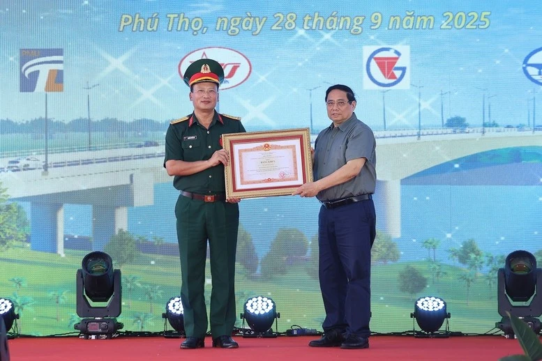 Thủ tướng Phạm Minh Chính trao Bằng khen của Thủ tướng Chính phủ tặng Đại tá Nguyễn Tuấn Anh, Phó Tư lệnh Binh đoàn 12 đã có thành tích xuất sắc trong xây dựng công trình.