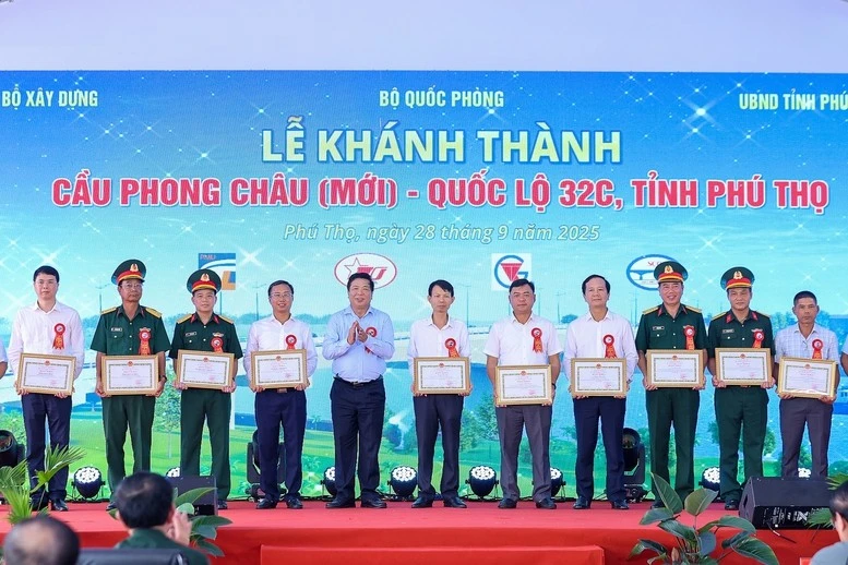 Lãnh đạo Bộ Xây dựng trao quà tặng các tập thể, cá nhân có nhiều đóng góp trong xây dựng công trình.