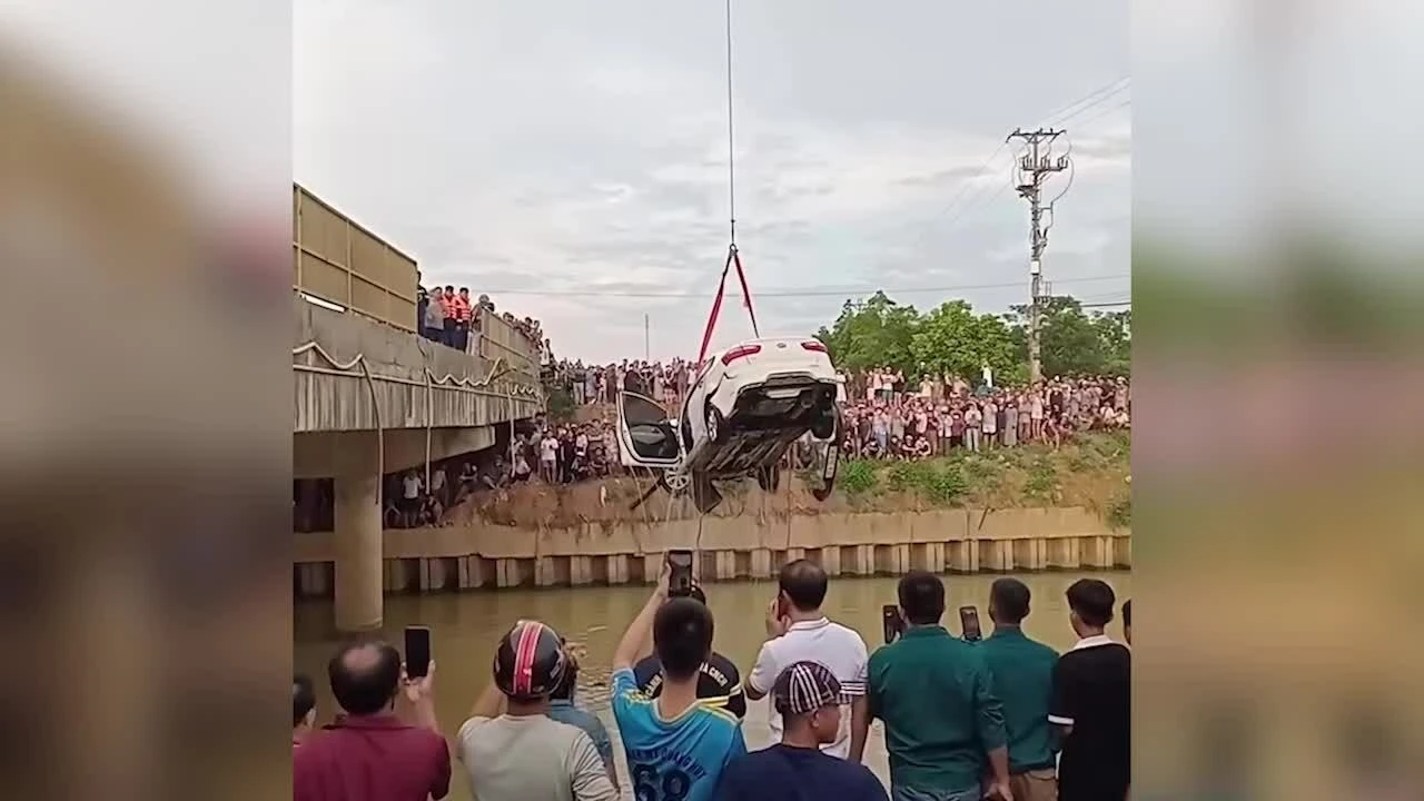 Chiếc xe ô tô được cẩu lên.