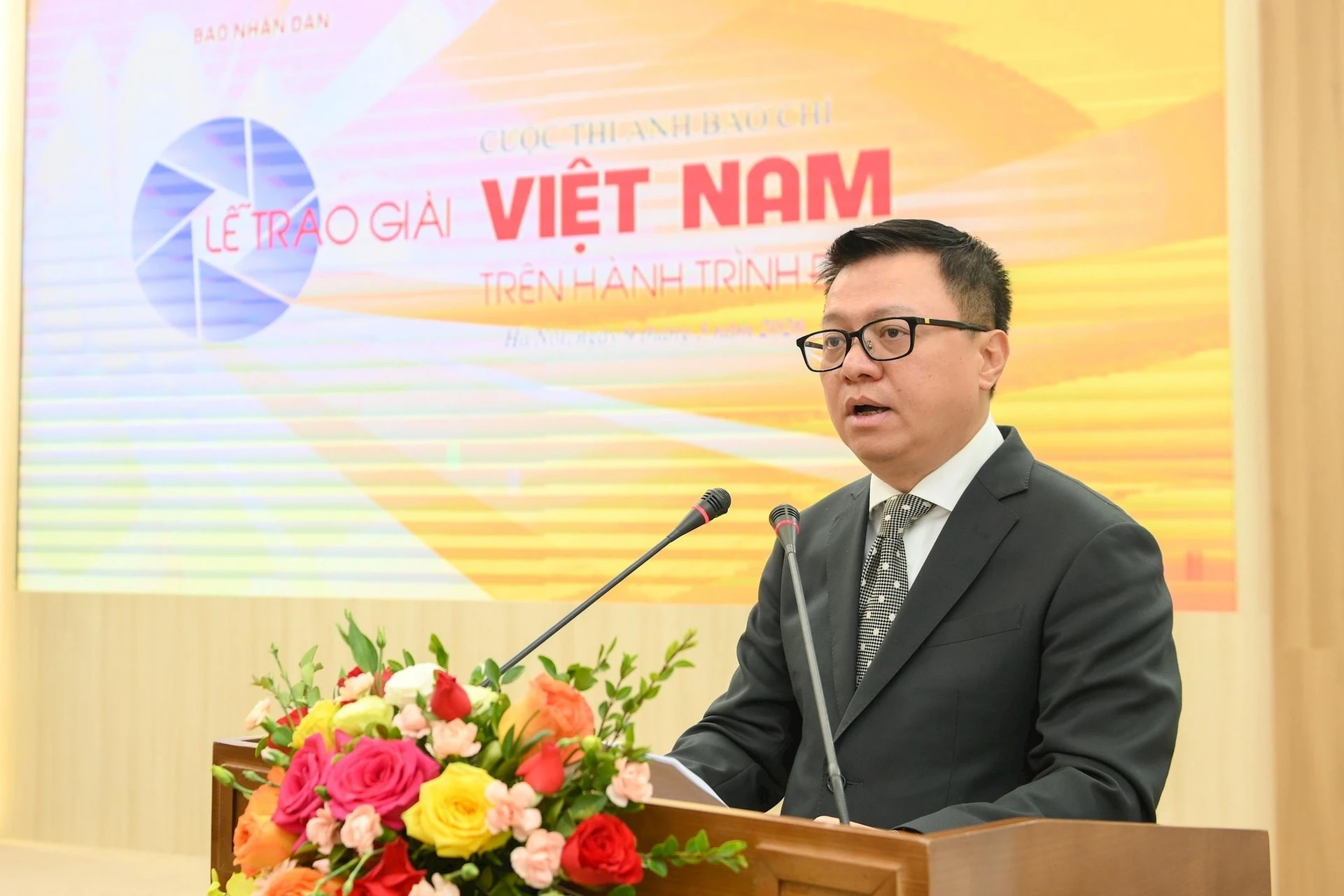 Nhà báo Lê Quốc Minh, Ủy viên Trung ương Đảng, Tổng Biên tập Báo Nhân Dân, Phó Trưởng ban Tuyên giáo và Dân vận Trung ương, Chủ tịch Hội Nhà báo Việt Nam phát biểu.
