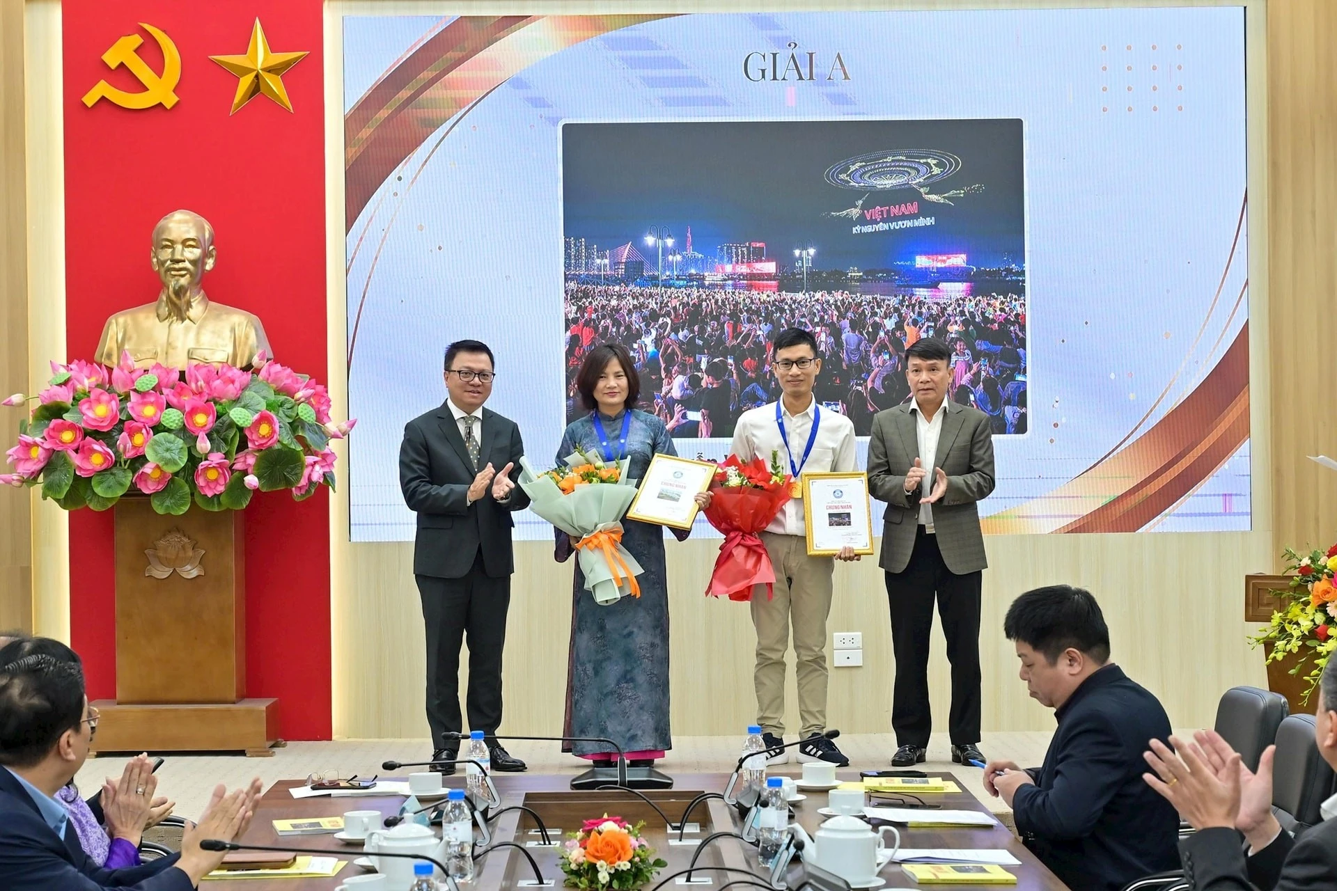 Trao giải A cho các tác giả xuất sắc. Ảnh: Báo Nhân Dân